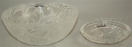 A Lalique Pinsons pattern bowl and a Concarneau carp decorated ashtray, post-war, diam. 23.5cm and 15.5cm, bowl with box